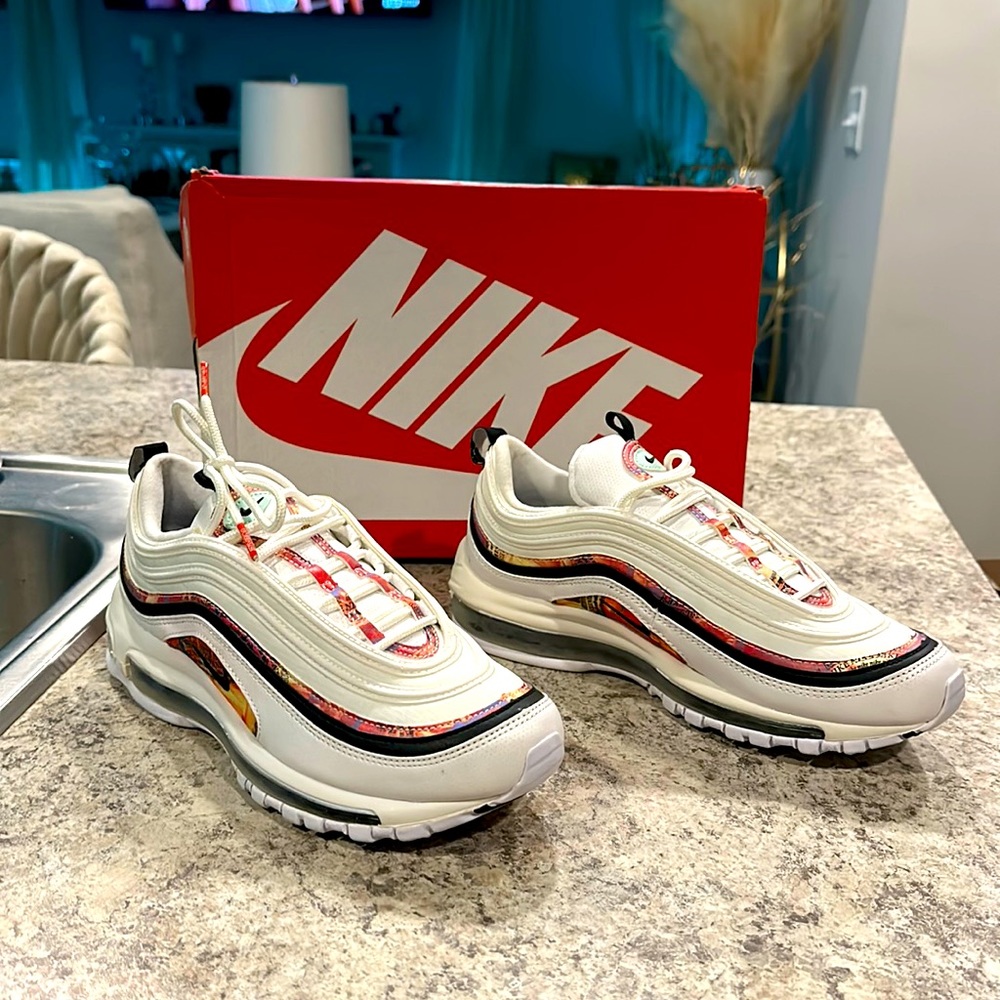 Ladies Nike Air Max size 7.5 New In Box!